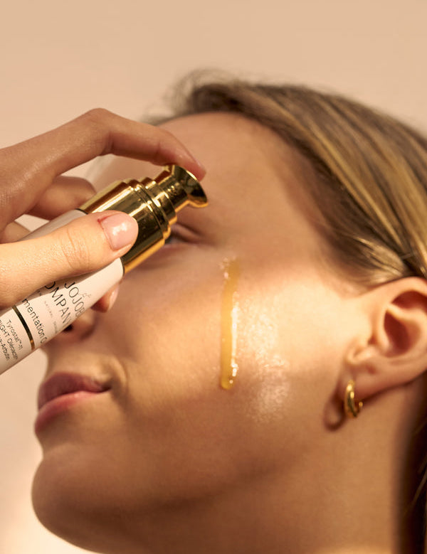 Applying The Jojoba Company Pigmentation Oil to the face
