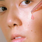 Model applying Madara Peel Hyaluron Intense Peel Serum