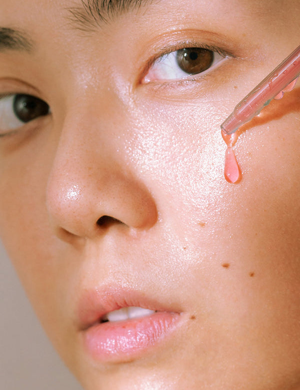 Model applying Madara Peel Hyaluron Intense Peel Serum