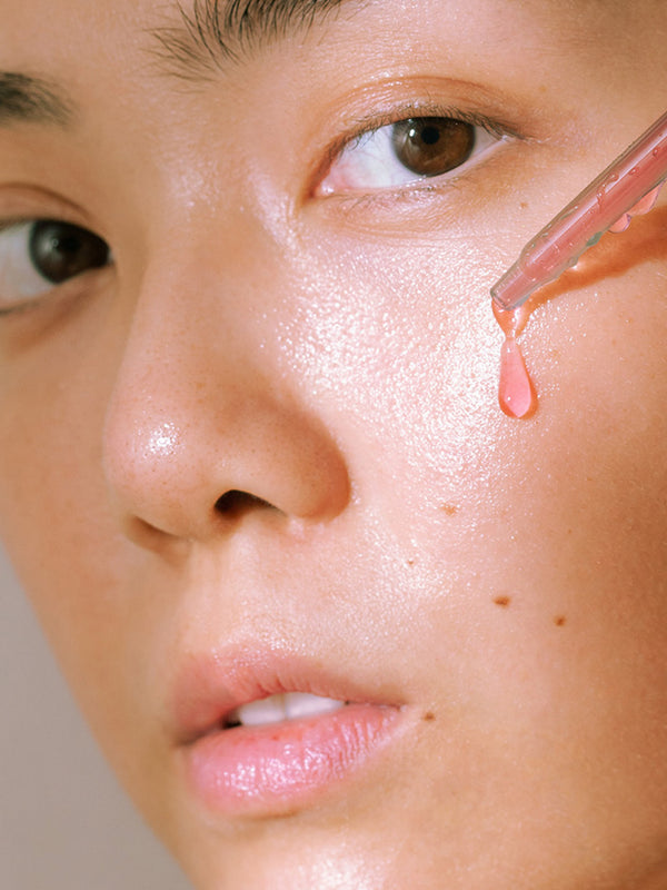 Model applying Madara Peel Hyaluron Intense Peel Serum