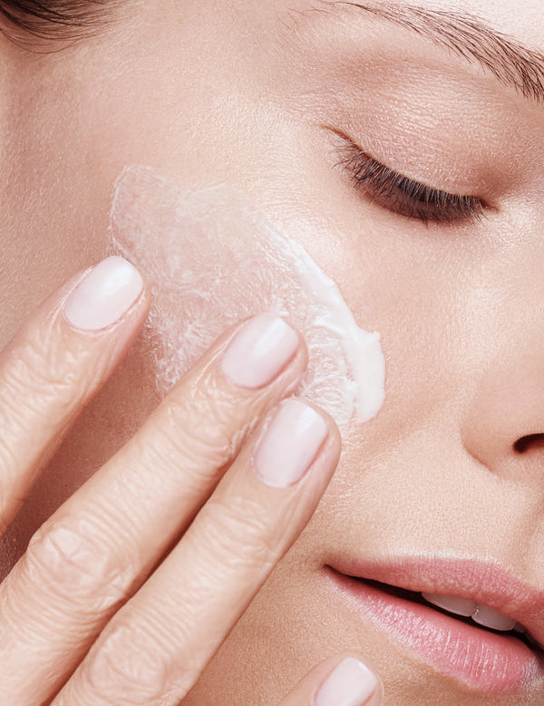 Model applying Madara SOS Rich Hydra-Barrier CICA Cream
