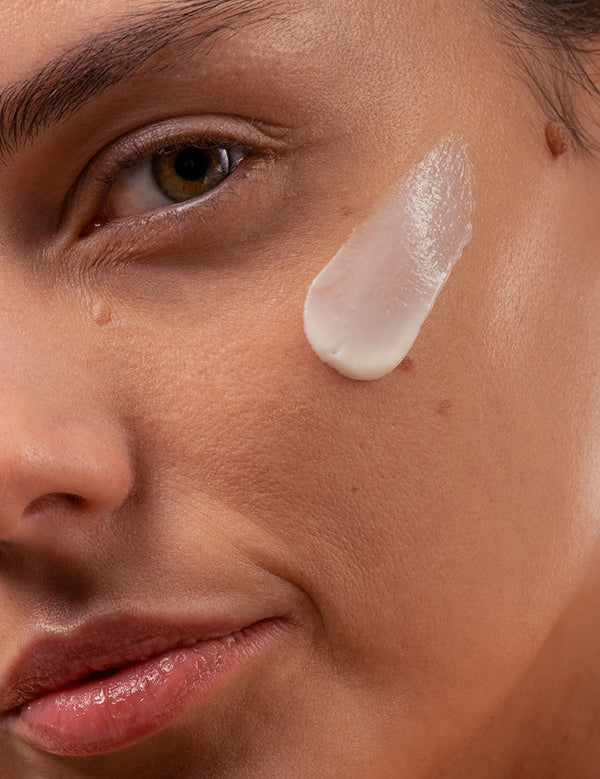 Model applying Madara Derma Collagen Peptide Night Cream