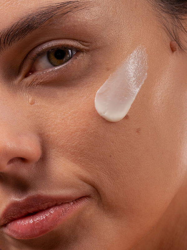 Model applying Madara Derma Collagen Peptide Night Cream
