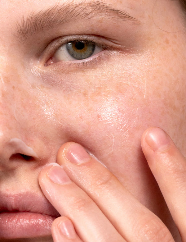 Model applying Madara Derma Collagen Peptide Serum
