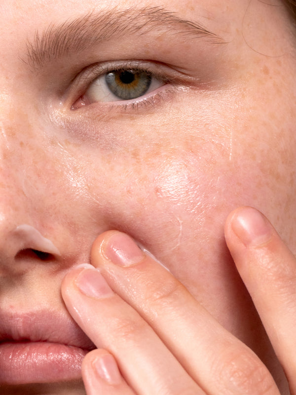 Model applying Madara Derma Collagen Peptide Serum
