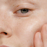 Model applying Madara Niacinamide Alternative 5-in-1 Serum