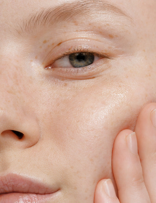 Model applying Madara Niacinamide Alternative 5-in-1 Serum