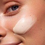 Model applying Madara Vitamin C Illuminating Recovery Cream