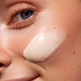 Model applying Madara Vitamin C Illuminating Recovery Cream