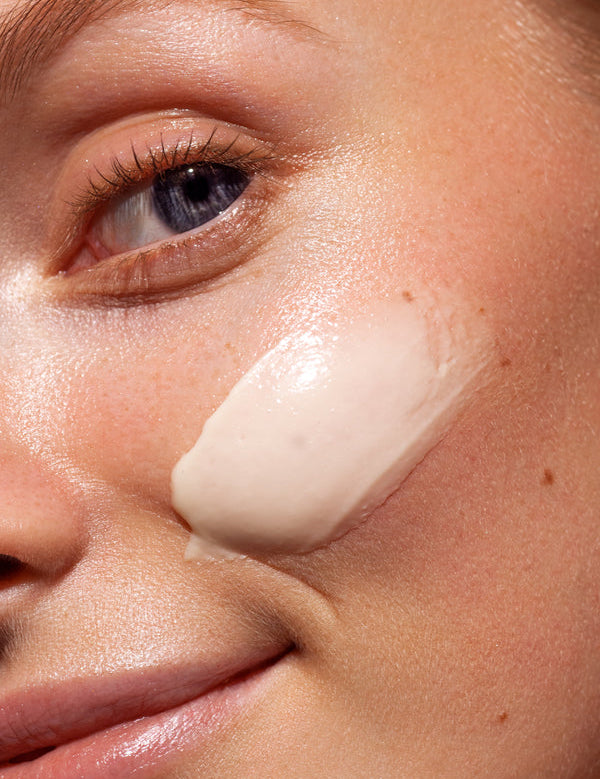 Model applying Madara Vitamin C Illuminating Recovery Cream