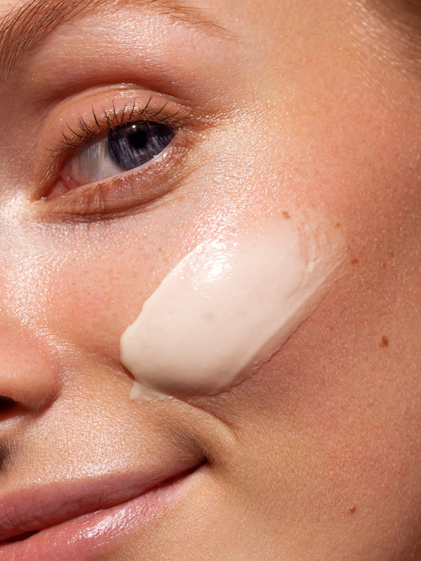 Model applying Madara Vitamin C Illuminating Recovery Cream