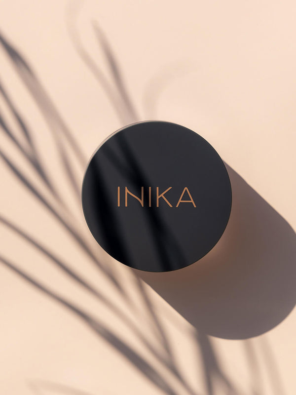 Model applying INIKA Organic Loose Mineral Foundation SPF25 with a brush