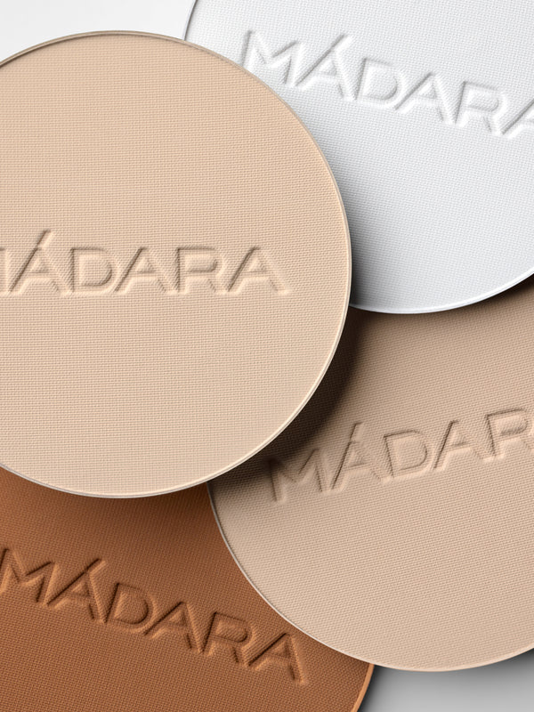 Texture swatches of Madara Air Equal Soft Silk Mineral Powder