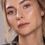 Close-up of a model wearing peach-pink Benecos Lip & Cheek colour for the Aperitif Kiss refill.