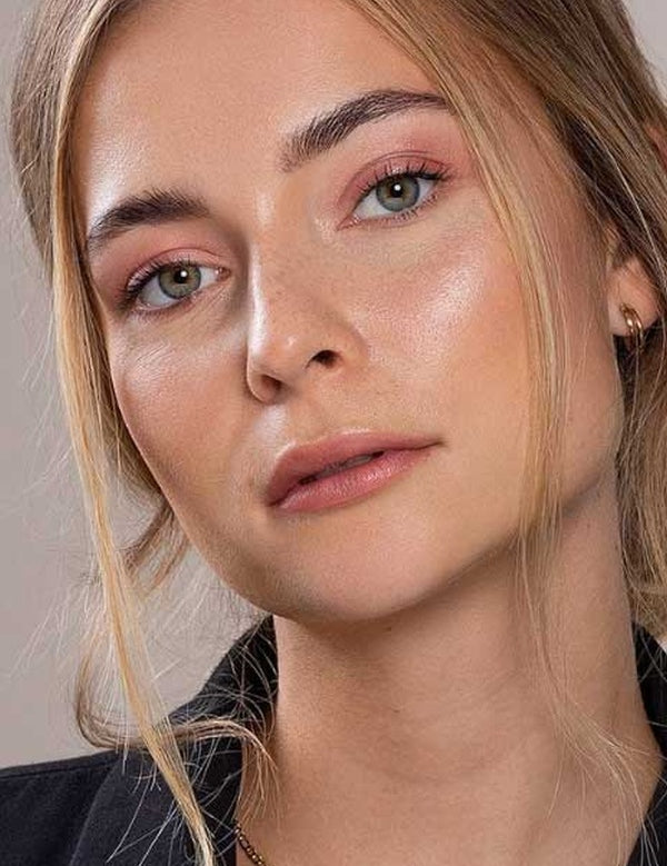 Close-up of a model wearing peach-pink Benecos Lip & Cheek colour for the Aperitif Kiss refill.