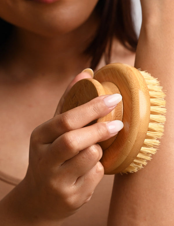Hand holding the LAMAV Garshana Dry Body Brush