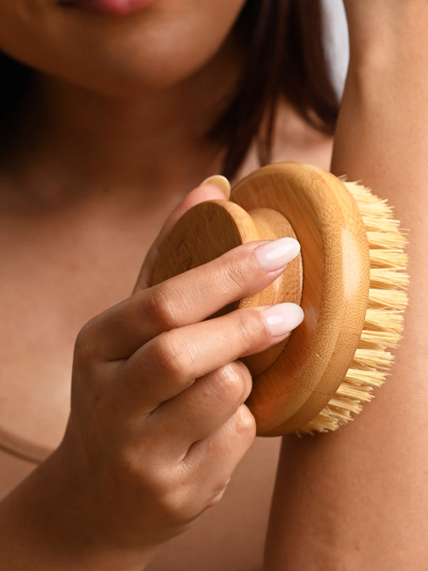 Hand holding the LAMAV Garshana Dry Body Brush