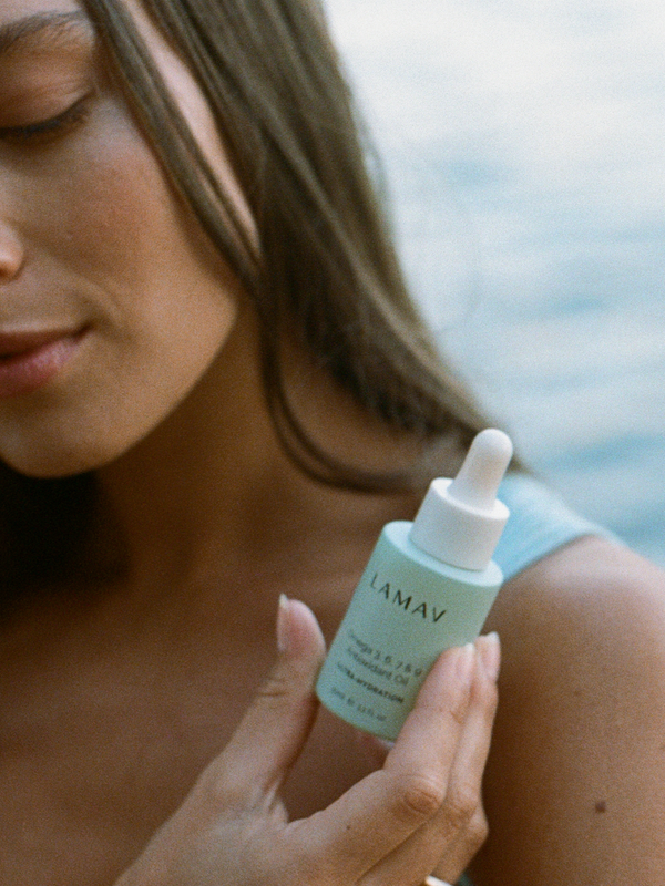 Oil texture of LAMAV Omega 3, 6, 7 and 9 Antioxidant Oil