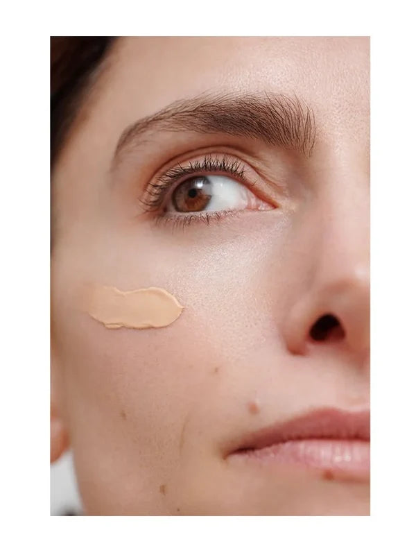 Applying Dr Hauschka Regenerating Day Cream Complexion