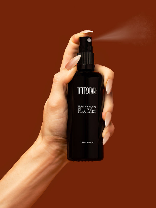 Hand spraying Tuttofare Naturally Active Face Mist