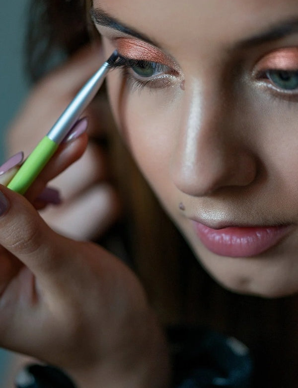 Model applying eye makeup with the Benecos Angled Brush.