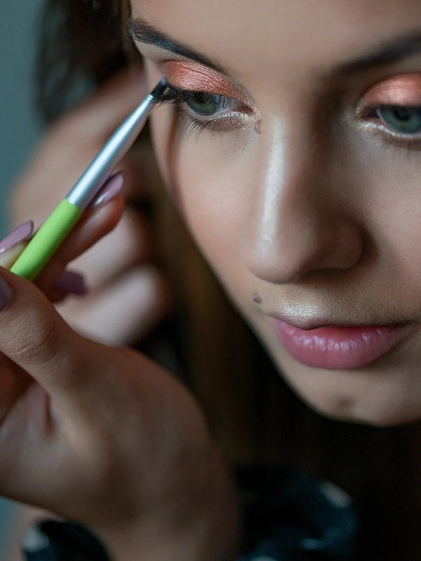 Model applying eye makeup with the Benecos Angled Brush.