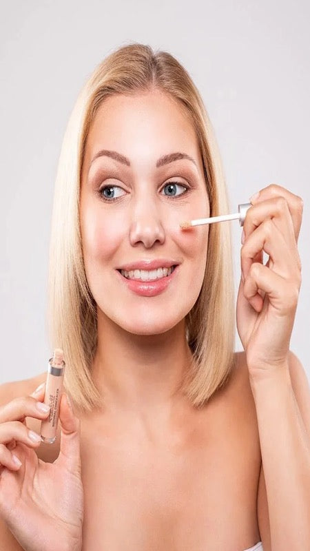 Model applying Benecos Concealer under the eye