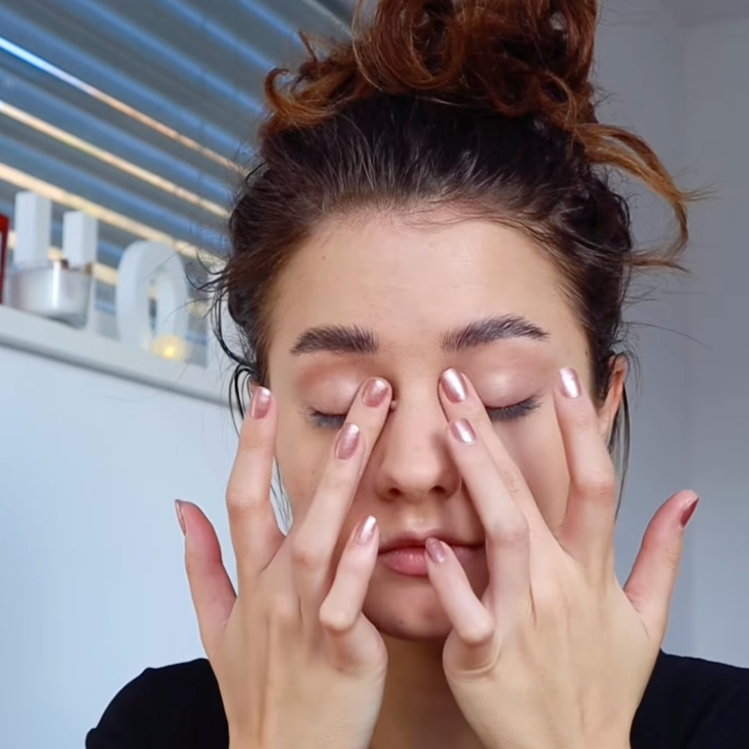 Model applying Benecos Prime Fine Eye Shadow Primer