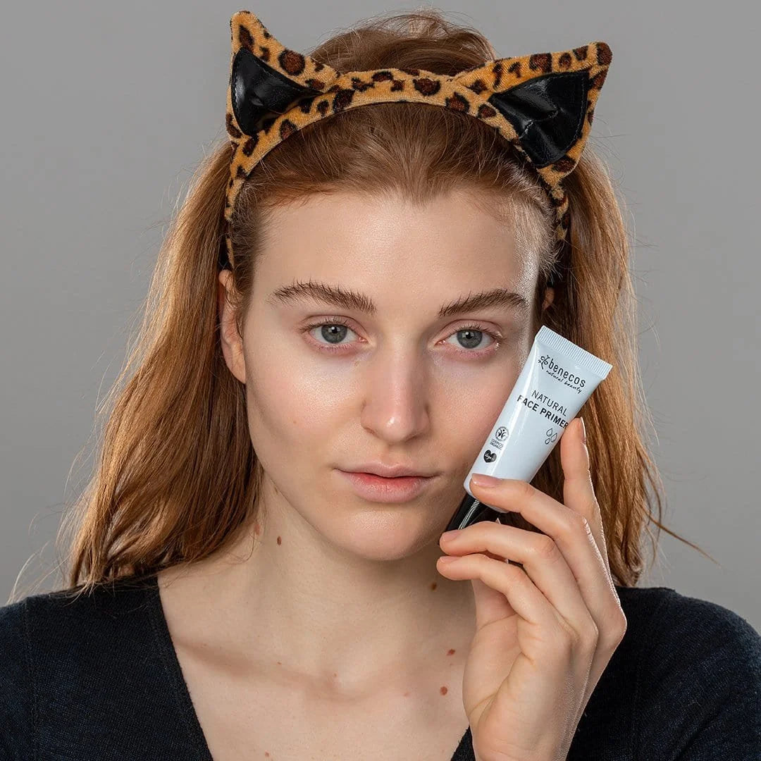 Model holding Benecos Face Primer