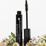 Benecos Glamour Look Ultimate Black Mascara tube and open wand displayed among fresh white daisies.