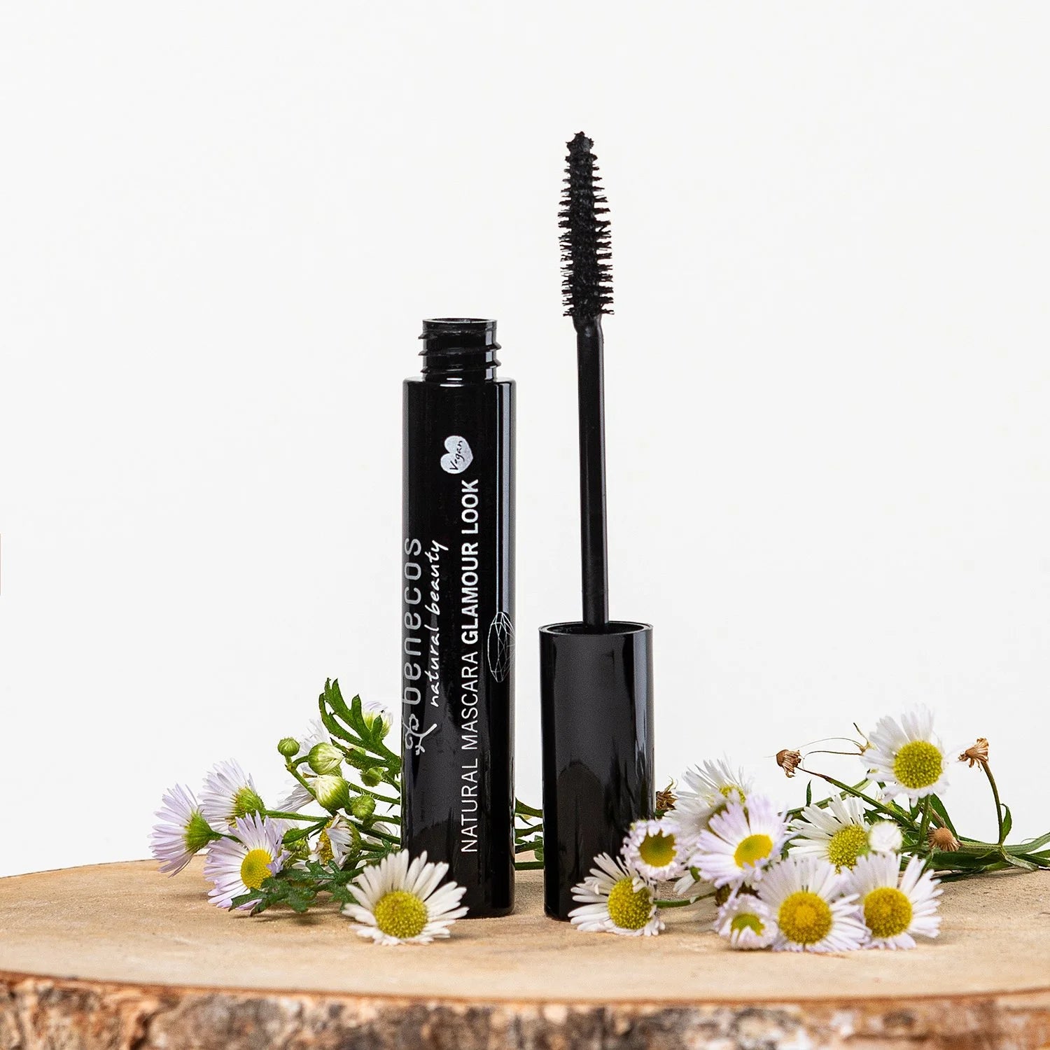 Model wearing Benecos Glamour Look Mascara