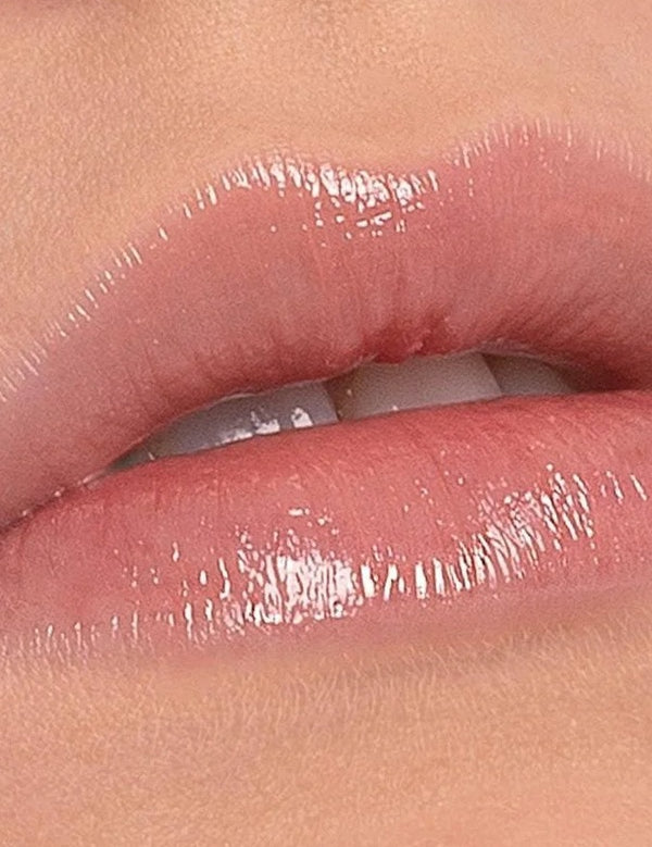 Close-up of lips wearing a glossy nude shade of Benecos Natural Lipgloss.
