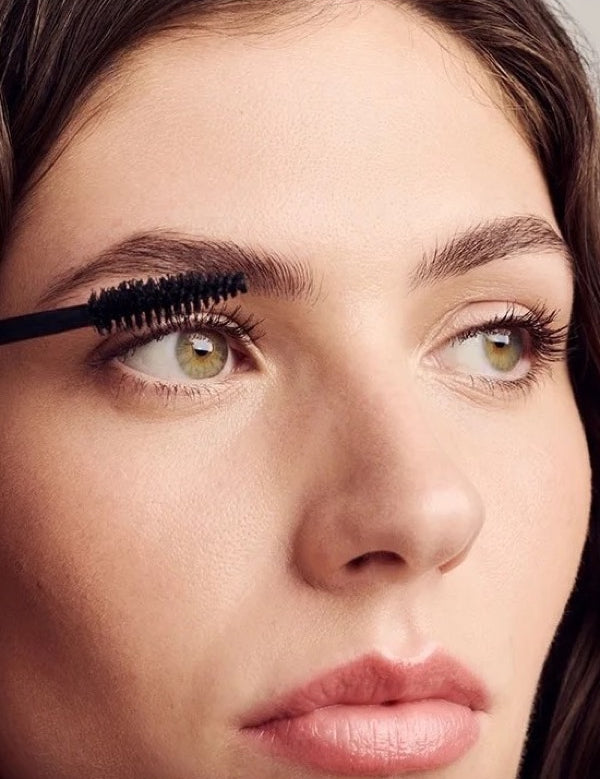 Dr Hauschka Long Lasting Mascara in black applied to the lashes
