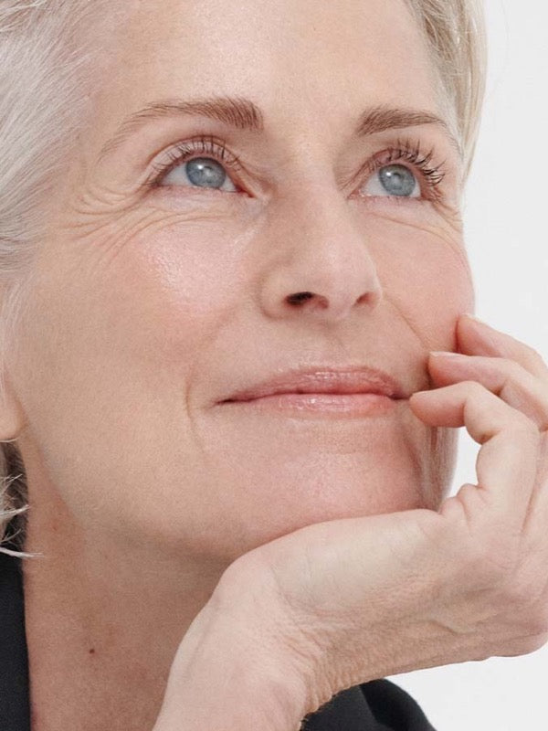 Close-up model for Dr Hauschka Regenerating Oil Serum Intensive