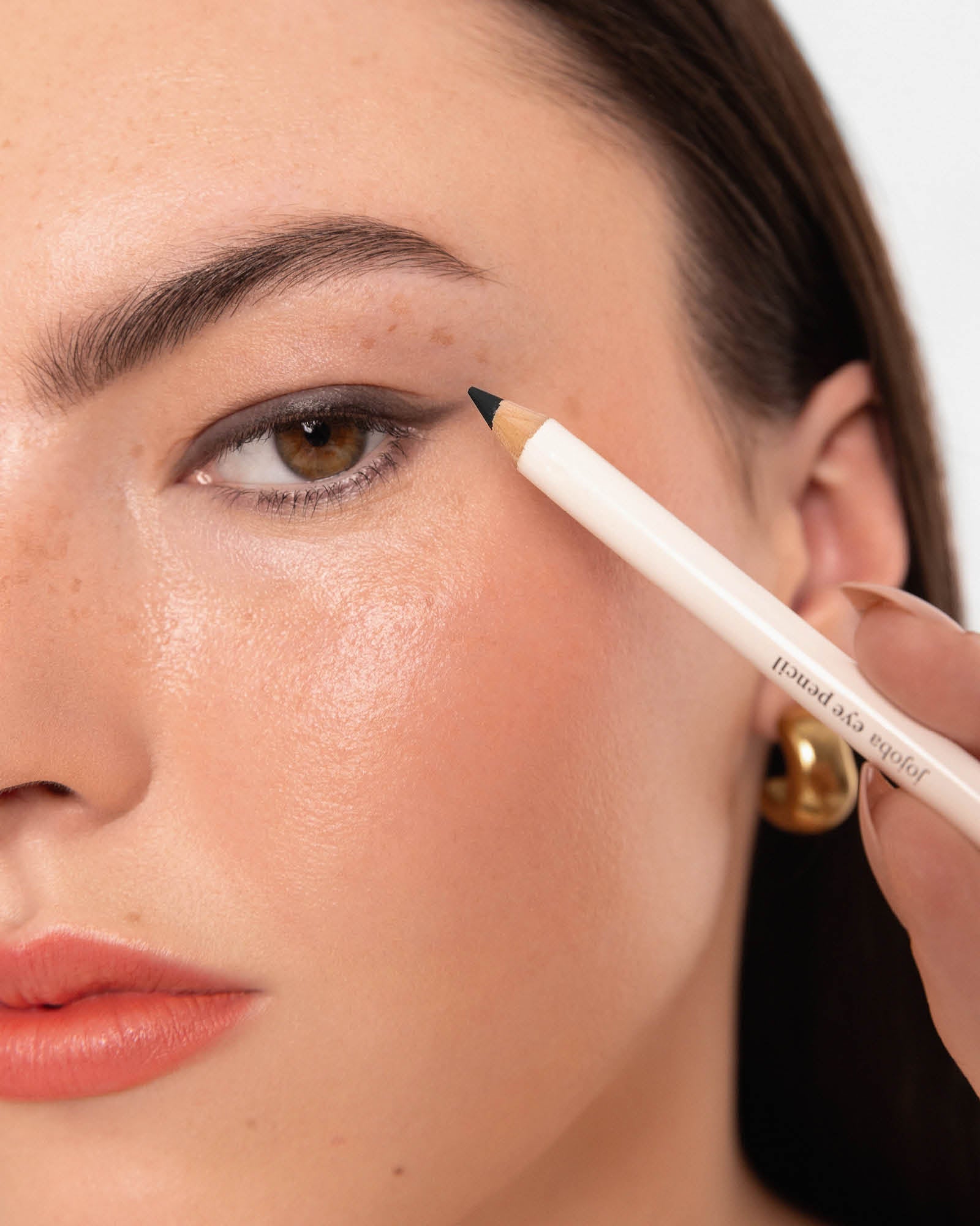 Model applying Ere Perez Jojoba Eye Pencil