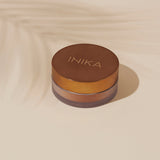 Model applying INIKA Organic Loose Mineral Bronzer in Sunkissed
