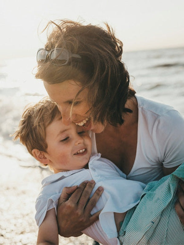 Mother and child at the beach in official Melrose FutureLab Vitamin C Liposomal lifestyle imagery