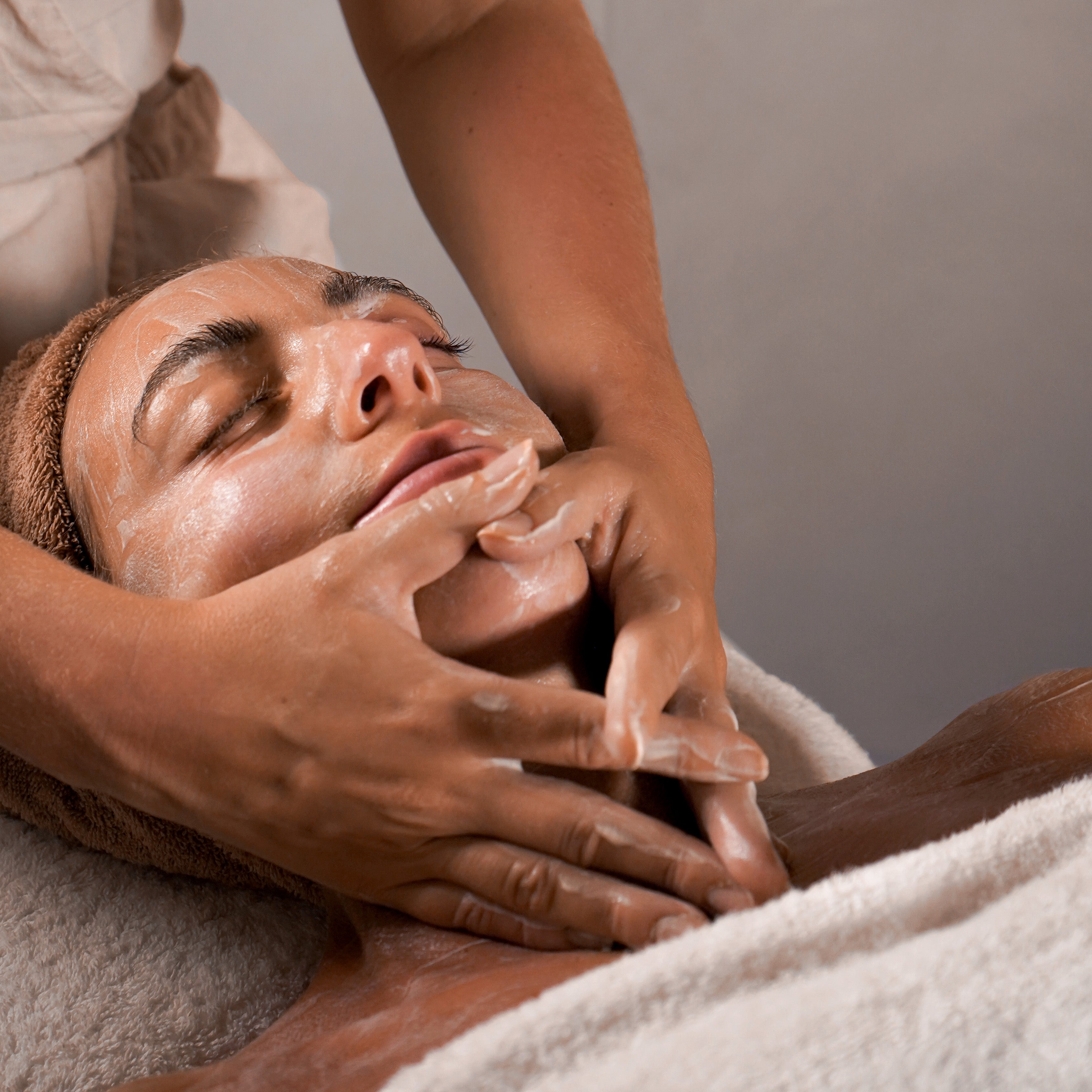 Close-up Mukti facial cleansing treatment
