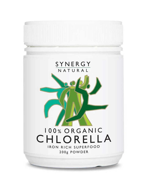 White Synergy Natural Organic Chlorella powder tub with a broad ribbed white lid and green stylised figures above black 'CHLORELLA' lettering on the front.