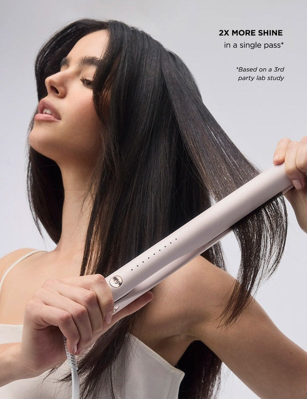 T3 SinglePass Smooth X Flat Iron in use