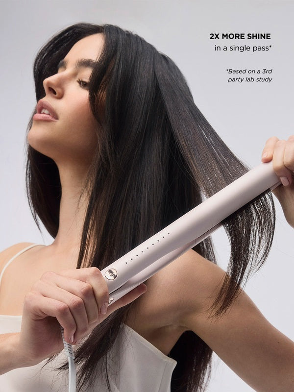T3 SinglePass Smooth X Flat Iron in use